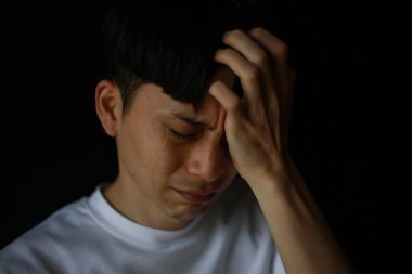 Ağlayan Asyalı adamın portresi.