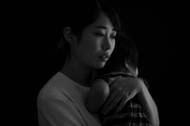 Genç Asyalı anne ve oğlu.