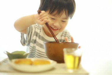 Yemek yiyen bir çocuğun görüntüsü