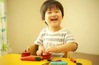 Evde oynayan sevimli küçük çocuk.