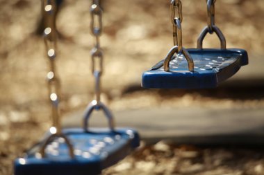 Parktaki salıncakların yakın plan görüntüsü, seçici odaklanma
