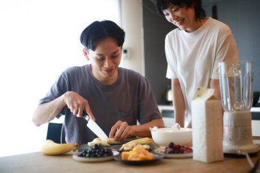 Smoothie yapan bir çiftin görüntüsü