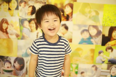 Evde yakışıklı Asyalı çocuk var.