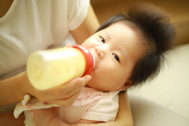 Bebeğine süt veren bir annenin görüntüsü