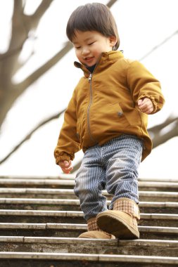 Parktaki sevimli bir çocuğun portresi.