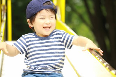 Slayt üzerinde oynama çocuk