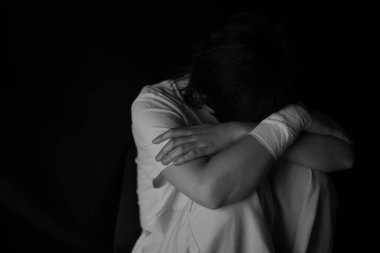 Üzgün bir kadının görüntüsü.