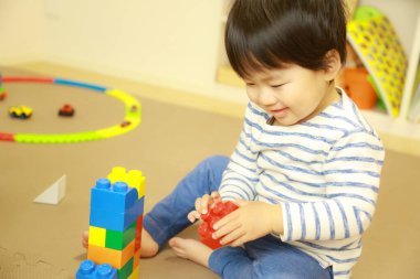 Evinde renkli blokları olan sevimli küçük çocuk. 