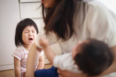 Tatlı küçük kız ağlıyor.