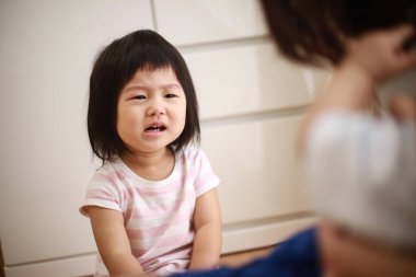 Küçük tatlı Asyalı kız evde.