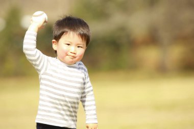 Parkta oynayan küçük çocuk.