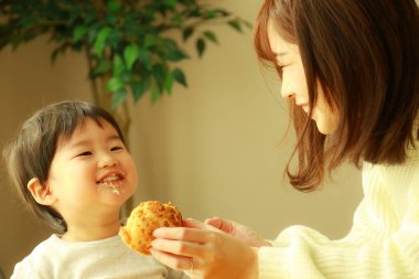 Küçük çocuk mutfakta kurabiye yemek