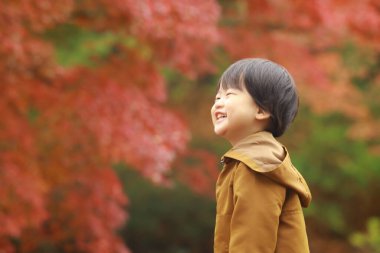 Parkta gülümseyen sevimli Asyalı çocuk. 