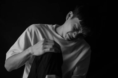 Diz ağrısı çeken bir adam.