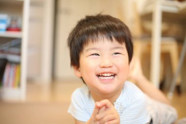 sevimli küçük çocuk evde