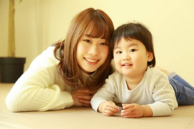 Genç anne ve tatlı küçük oğlu evde birlikte zaman geçirip, eğitim oyunları oynuyorlar.