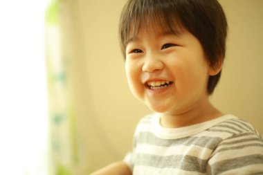 sevimli küçük çocuk evde