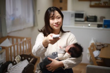 Uyuyan bebek ve anne görüntüsü