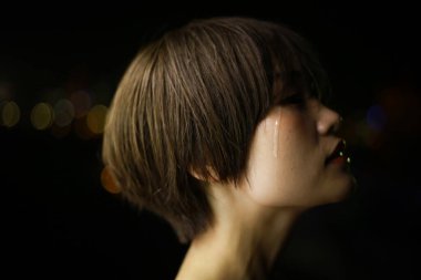 Gözyaşı döken bir kadının görüntüsü