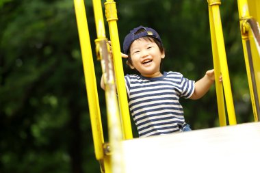 Parktaki yakışıklı Asyalı çocuk.