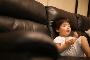 sevimli küçük çocuk evde