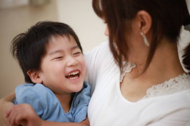 Genç Asyalı anne ve oğlu evde.