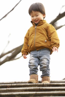 Parktaki sevimli bir çocuğun portresi.