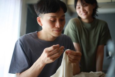 Adam düğme takıyor.