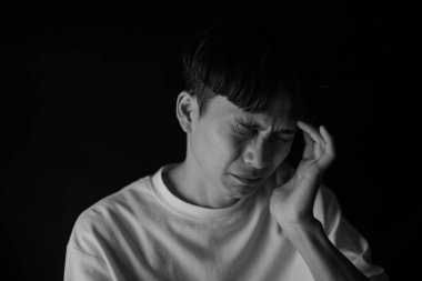 depresif Asyalı adam ağlıyor