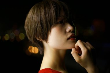 Asyalı güzel bir kadının portresi.