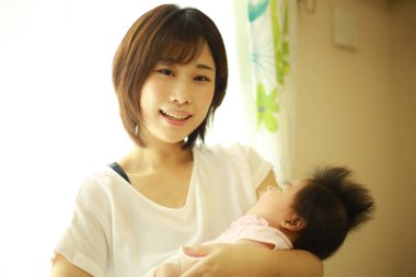 Yeni doğan bebek ve anne görüntüsü