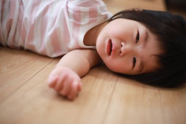 Küçük tatlı Asyalı kız evde.