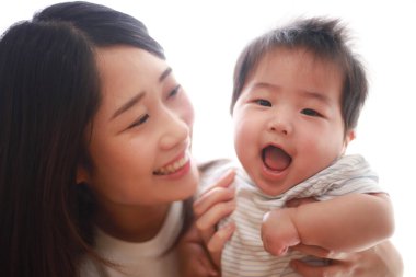 Bebekli genç Asyalı anne