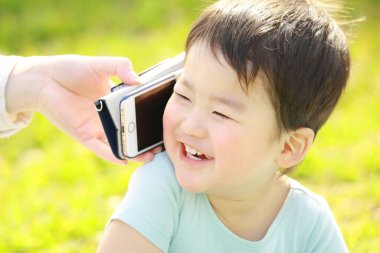 Genç anne ve tatlı küçük oğlu dışarıda birlikte vakit geçiriyorlar.