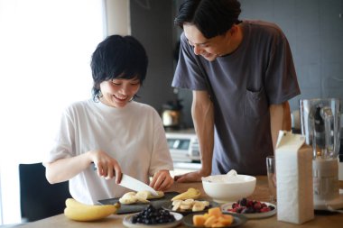 Smoothie yapan bir çiftin görüntüsü