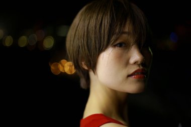 Gözyaşı döken bir kadının görüntüsü