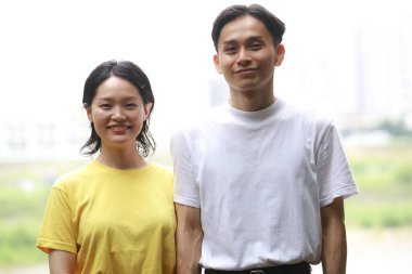 Gülümseyen Asyalı bir çiftin resmi