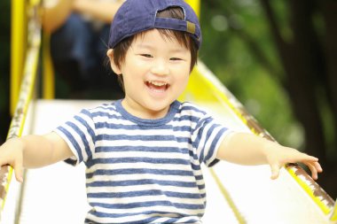 Parktaki yakışıklı Asyalı çocuk.