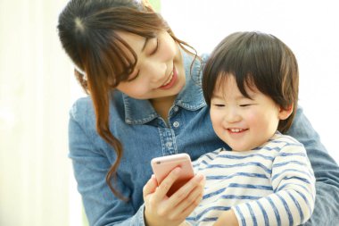 Genç Asyalı anne ve oğlu.