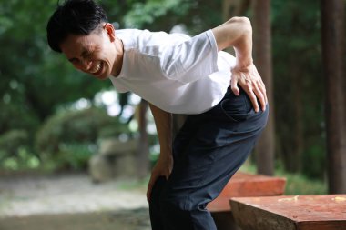 Sırtında acı hisseden bir adam