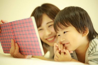 Genç Asyalı anne ve oğlu.