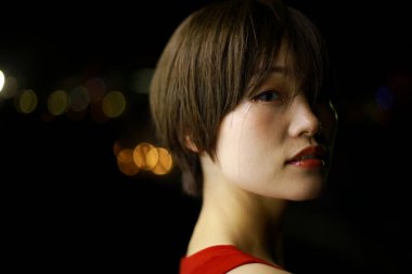 Gözyaşı döken bir kadının görüntüsü