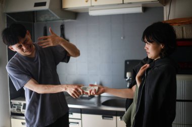 Uzaktan kumanda için yarışan çift