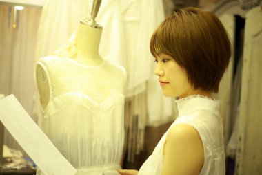 Kıyafet seçen bir kadın resmi