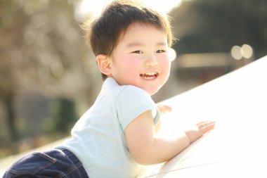 Parktaki küçük şirin çocuk.