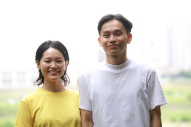 Gülümseyen Asyalı bir çiftin resmi