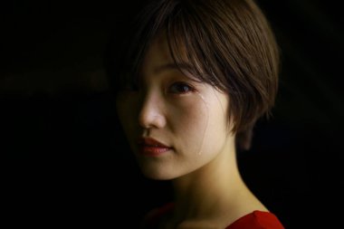 Gözyaşı döken bir kadının görüntüsü