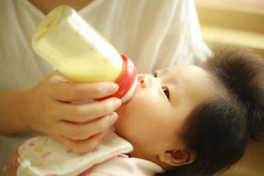 Bebeğine süt veren bir annenin görüntüsü