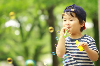 Parktaki yakışıklı Asyalı çocuk.