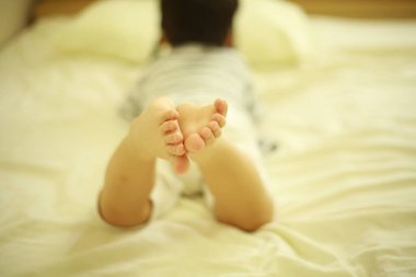 Küçük çocuk yatak odasında yatıyordu. 